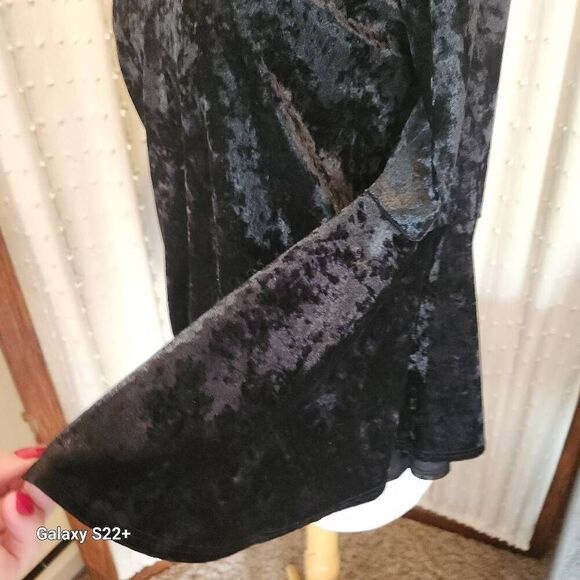T40 Zac and Rachel black velour top withT Bell sleeves - Picture 4 of 9